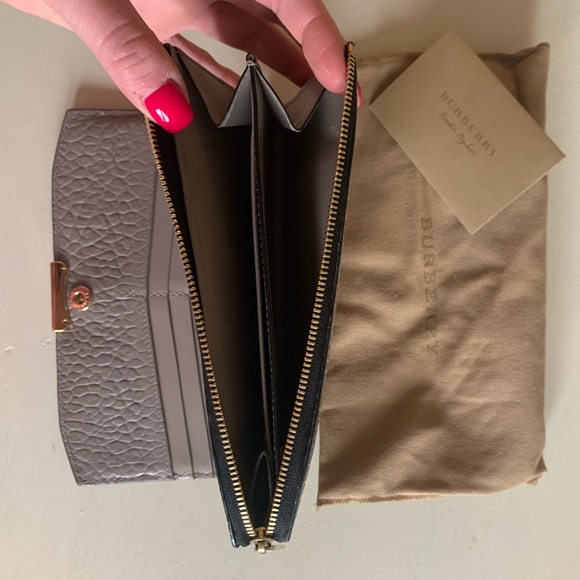EUC Heritage Grained Burberry Wallet - Picture 5 of 7